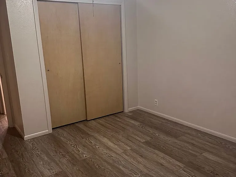 527 Jensen St — Photo 8