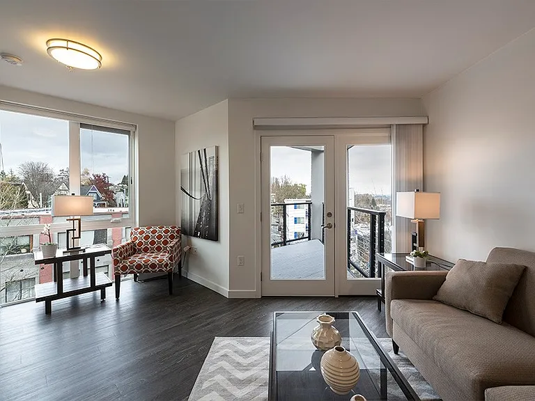 Hamilton- Your Bright, Modern City Home! — Photo 44