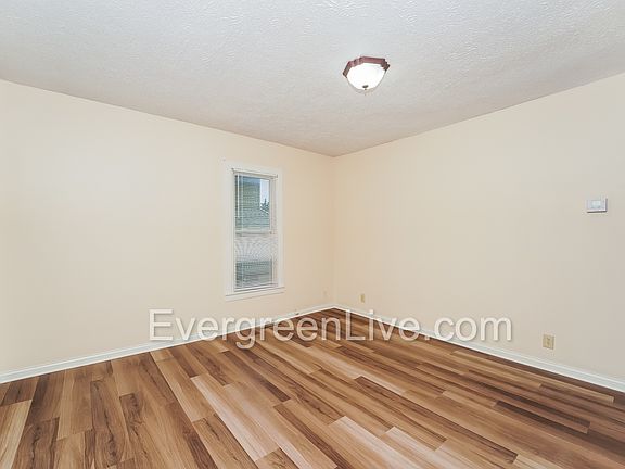 5th image of 32 E Main St