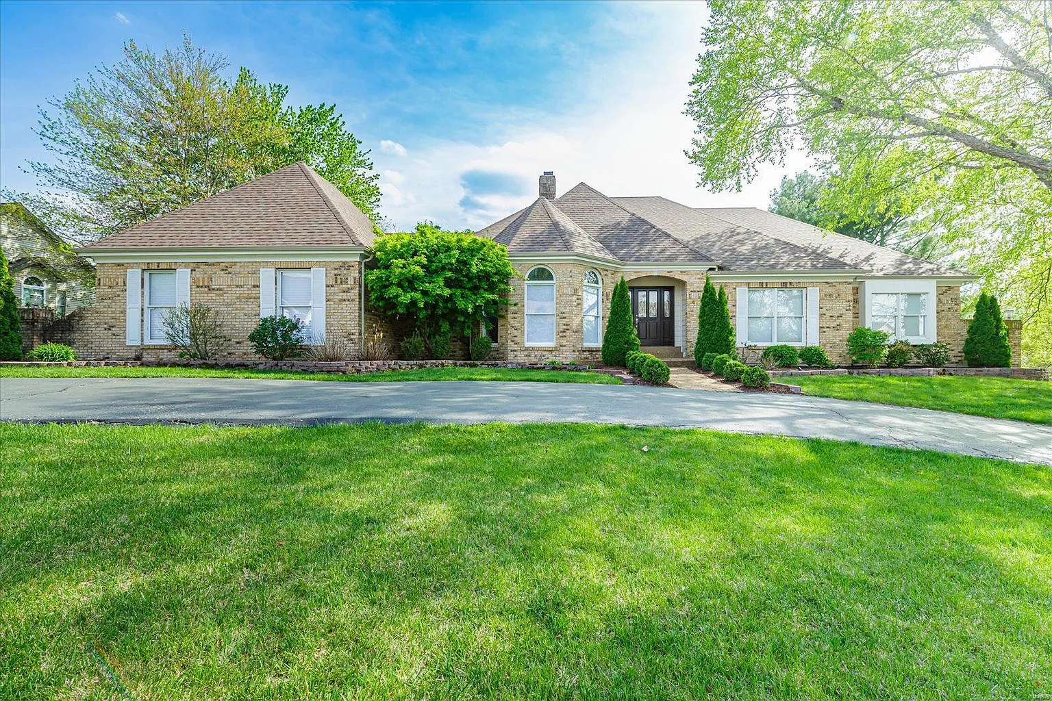 677 Clifden Dr photo 1