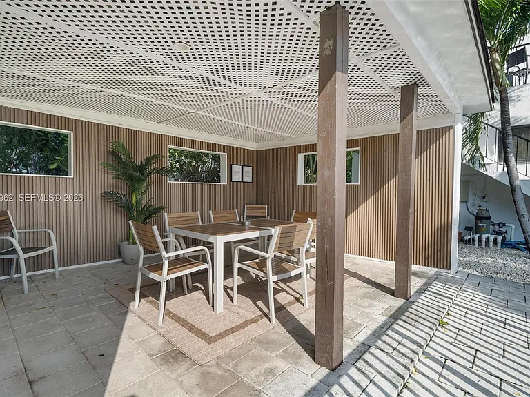 920 SW 9th St — Photo 35