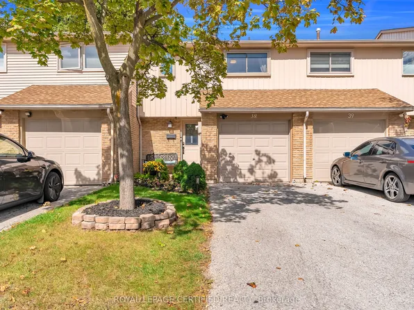 1532 Lancaster Dr #38, Oakville, ON L6H 2Z3
