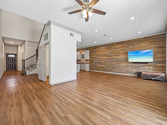 3rd image of 1325 Summerset Ln