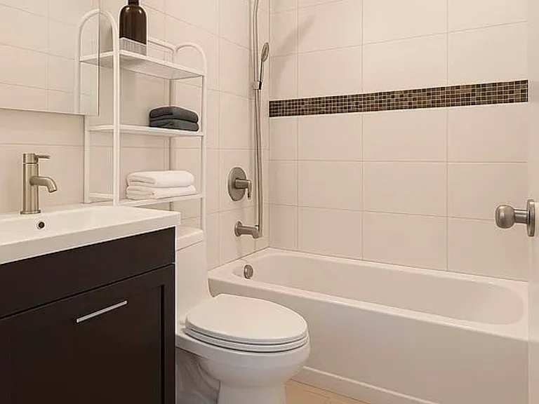 677 Quincy St #1R — Photo 4