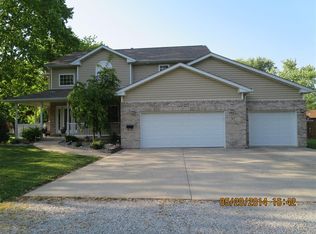 925 Voge St, Staunton, IL 62088