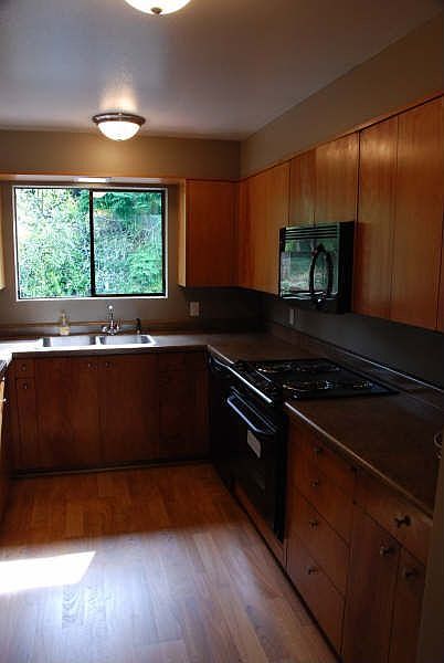 Kitchen:  newly remodeled with GE Appliances