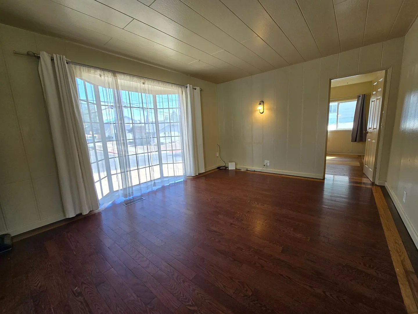 Bright 3-Bedroom Home Near UNR with Internet, Laundry and 3 Parking Spaces — Photo 3