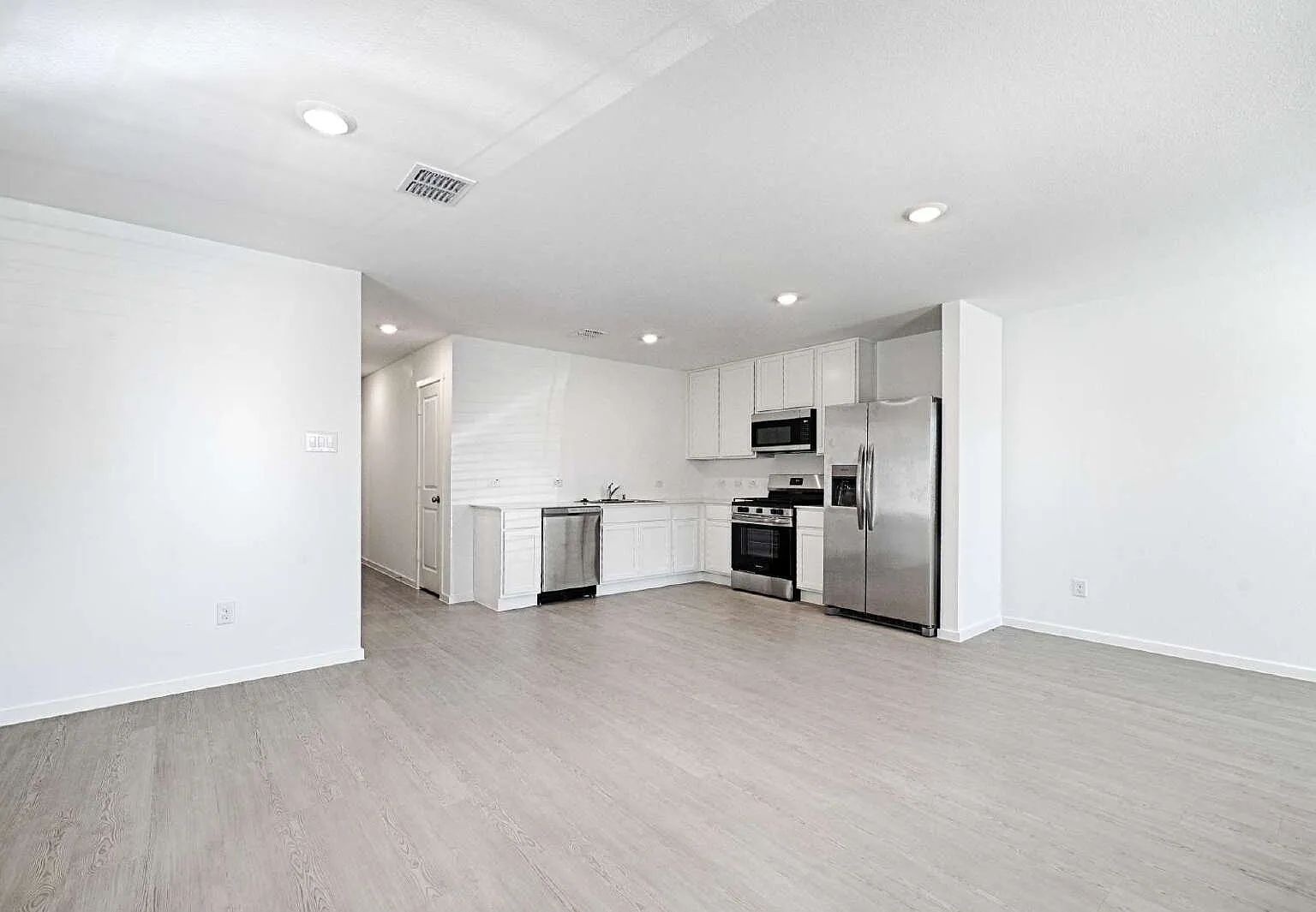 3 bed, 2.0 bath, 1192 sqft, $1,800 — Photo 4