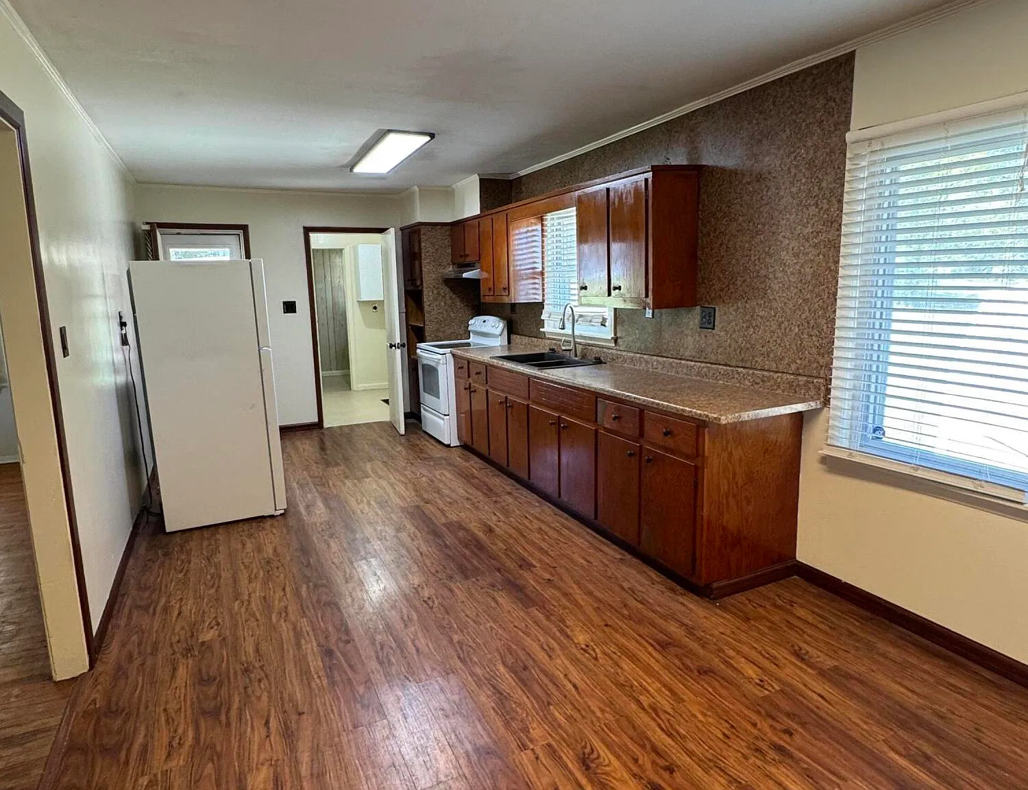 3 bed, 1.0 bath, 1290 sqft, $1,000 — Photo 3