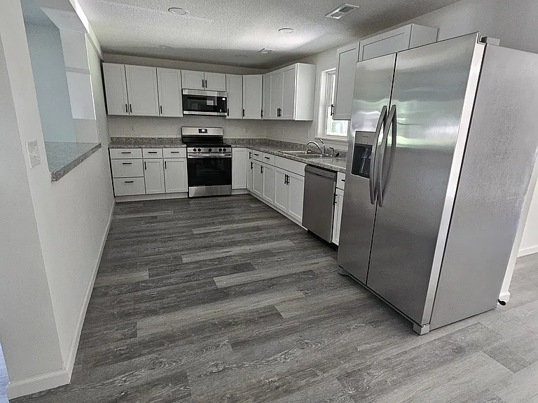 325 S Elm St — Photo 1