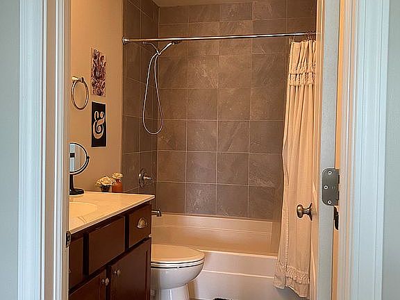 3rd image of 410 E Bethel Dr