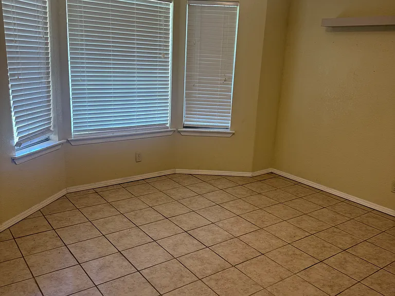 421 W South St — Photo 4