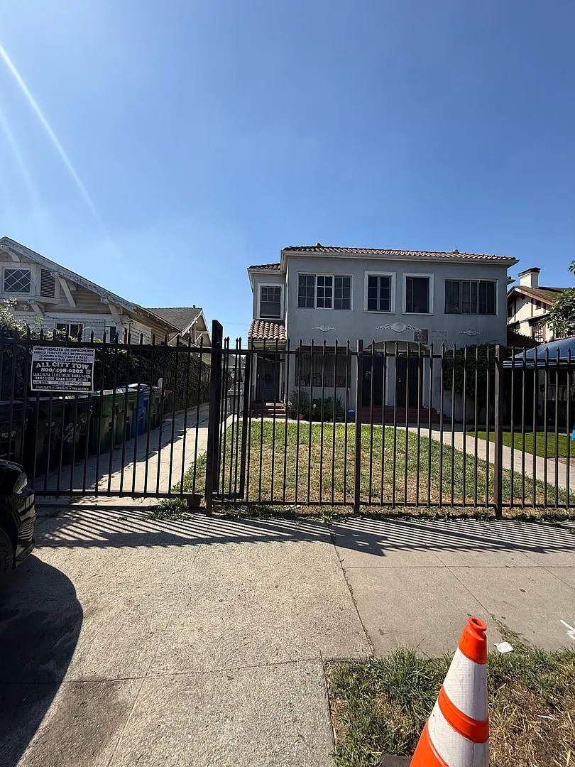 325 W. 50th St. — Photo 4