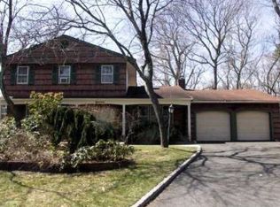 19 Dexter Ct, Hauppauge, NY 11788