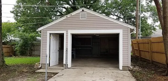 2322 Englewood Ct — Photo 12
