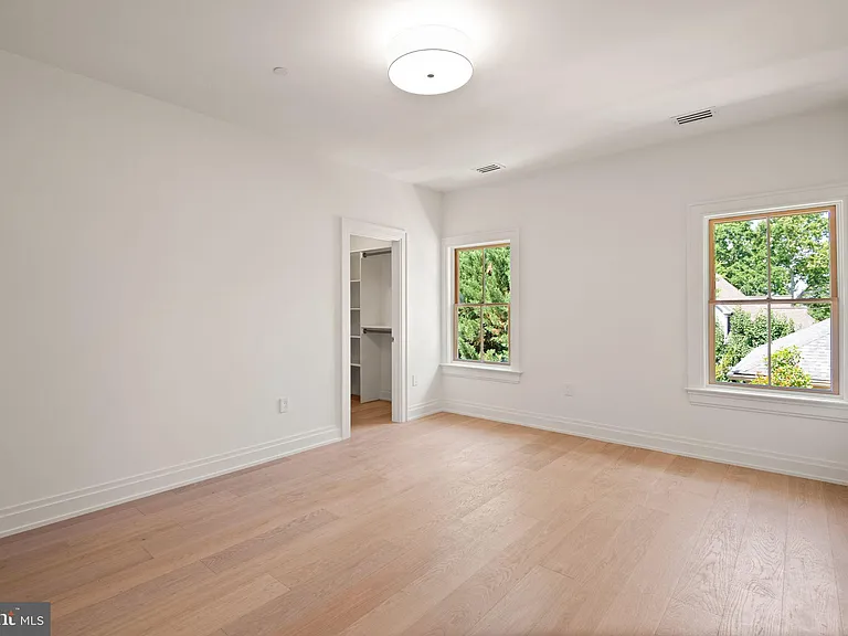 5022 Cathedral Ave NW — Photo 28