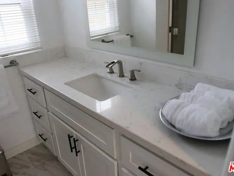8719 Yorktown Ave — Photo 16