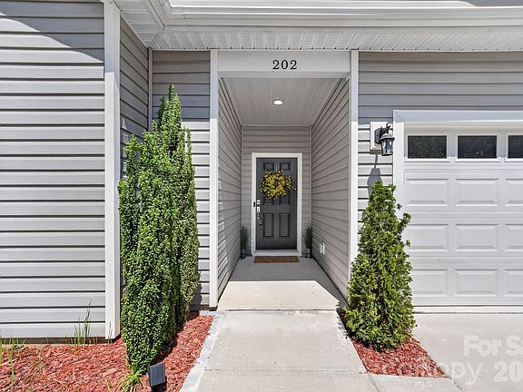 4th image of 202 Paradise Hills Cir