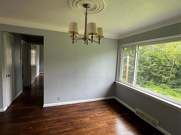 4th image of 19 Colchester Dr