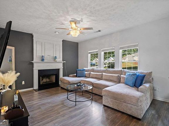 4th image of 473 Concord Cir