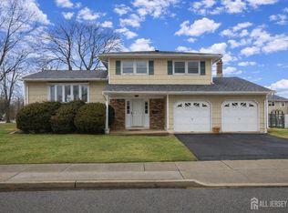 21 Sherwood Rd, Parlin, NJ 08859