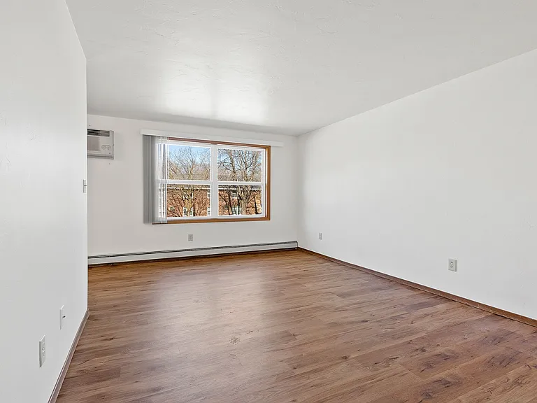 Roland Lane Apartments — Photo 8