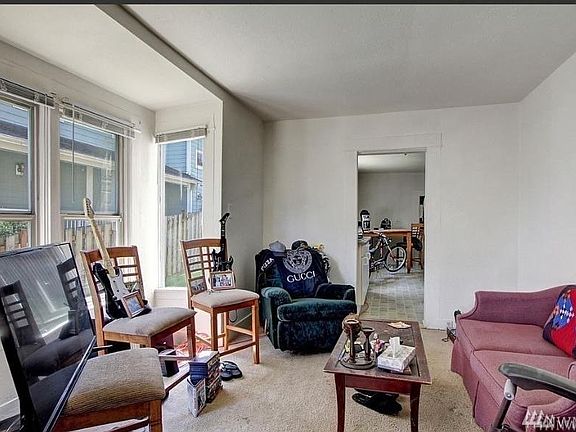 3rd image of 3220 Lombard Ave
