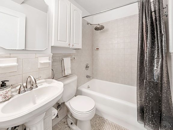 5th image of 319 E 50th St APT 3D