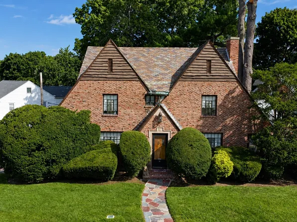 19 Woodard Rd, West Roxbury, MA 02132
