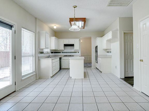 4th image of 105 N Laurel Springs Dr