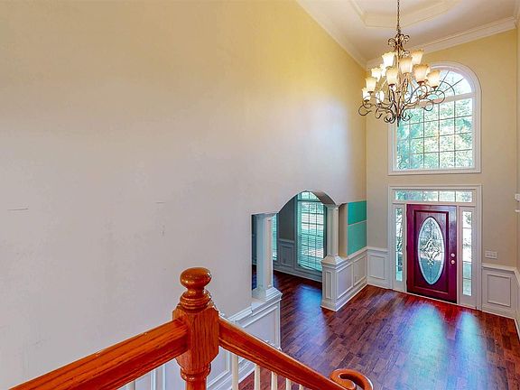 4th image of 348 Broadmoor Way