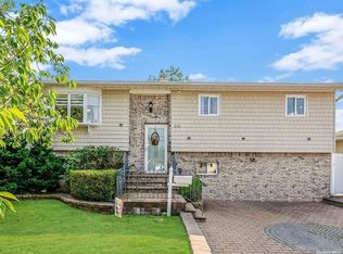 211 Riviera Pkwy, Lindenhurst, NY 11757