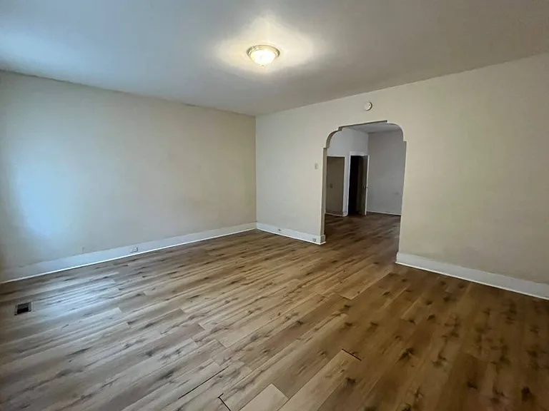 114 W Courtois St #1F — Photo 10