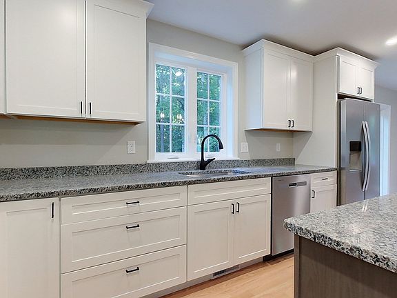 5th image of 179 Brookline St
