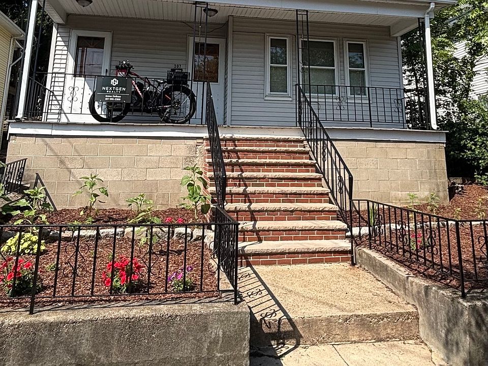 1st image of 207 Gladstone St