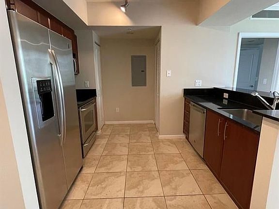3rd image of 403 S Sapodilla Ave APT 403