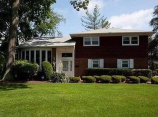 5 Finch Ct, Massapequa Park, NY 11762