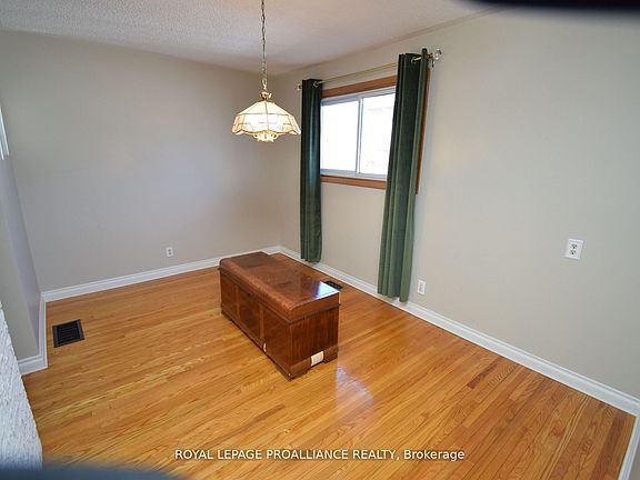 5th image of 8 Walden Cir