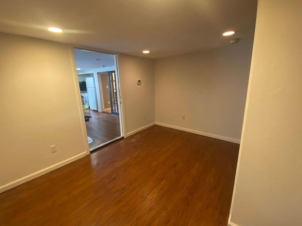 1st image of 18 Arlyn Dr E