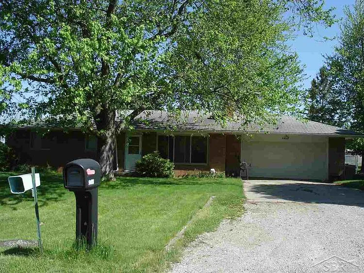 9888 Elmwood Dr photo 1