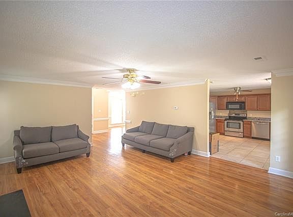 4th image of 9716 Chestnut Glen Ct