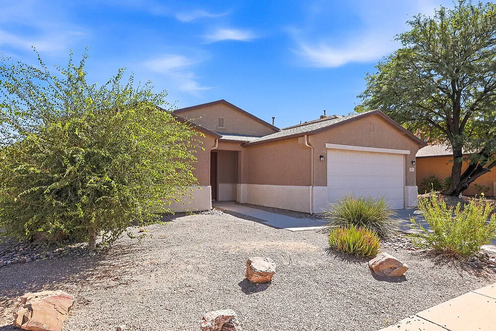 4 bed, 2.0 bath, 2045 sqft, $1,940 — Photo 2
