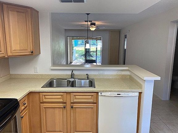 4th image of 1151 Montrose Pl