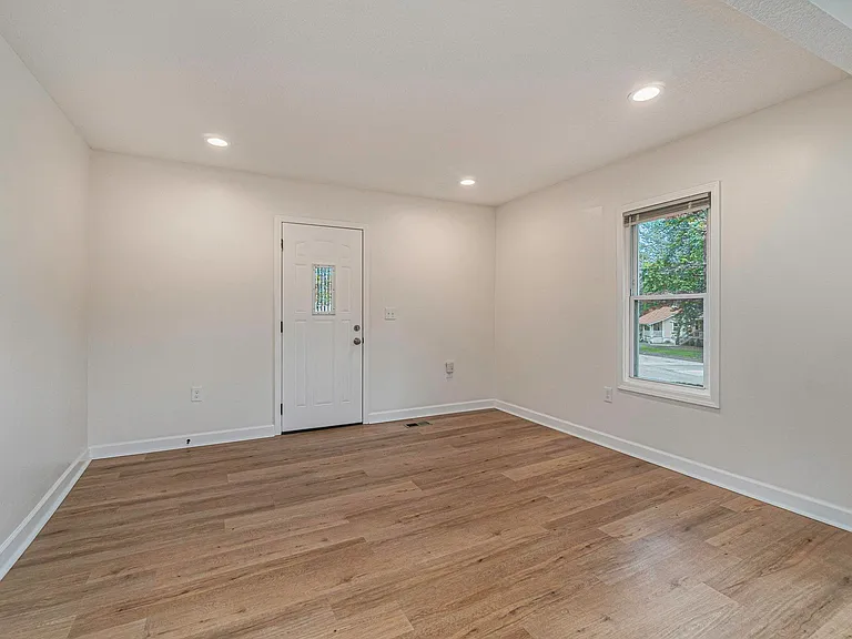 840 S Hardy Ave — Photo 4