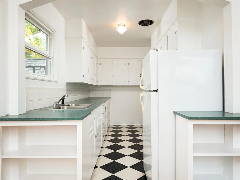 2211 NE Pacific St — Photo 15