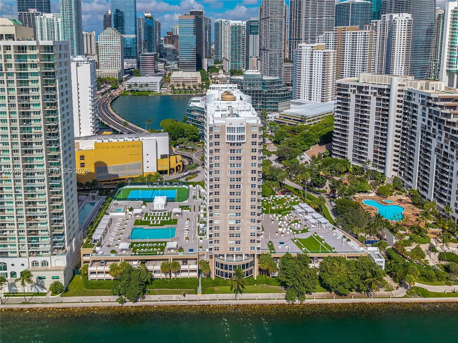Isola Condo — Photo 1