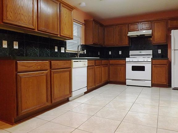 Lovely open kitchen is great for entertaining!