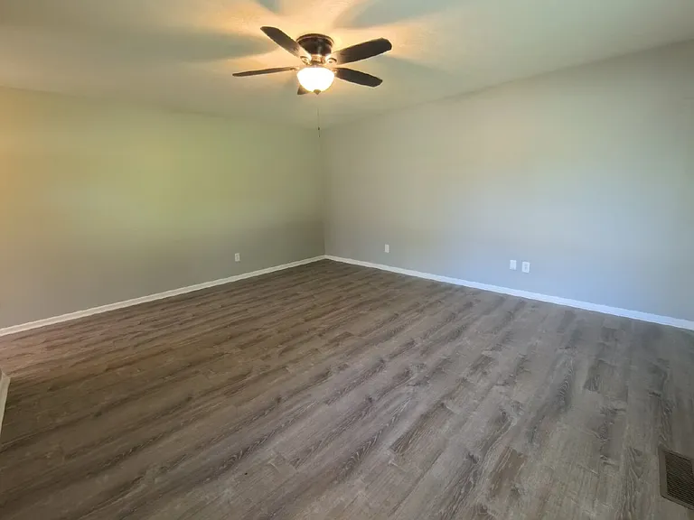 504 Willow Ln — Photo 7