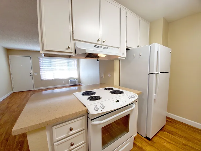 Parklane Apartments — Photo 28