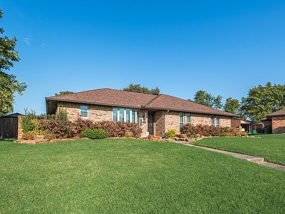 2nd image of 1913 Robin Meadow Cir